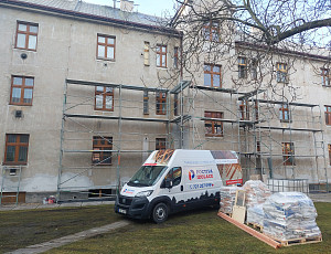 Zateplení stropu bytového domu pomocí foukané izolace